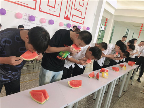 惊爆！！吃个西瓜也能吃翻天？？？